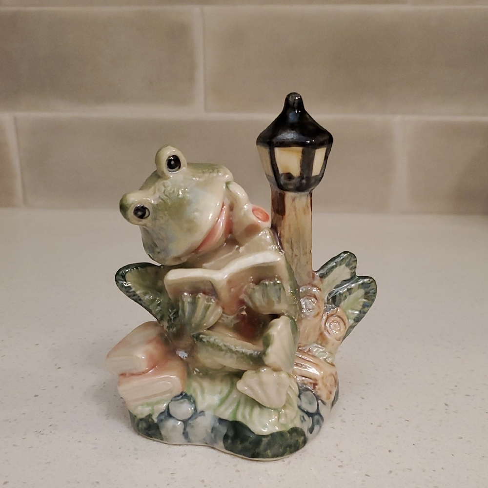 Vintage Ceramic Luster ware Frog Smoking Pipe Figuirine